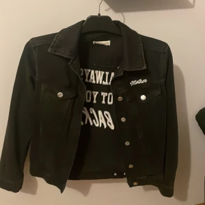 Lång jeans jacka  - Använd max 5-8 gånger, bra till sommaren.