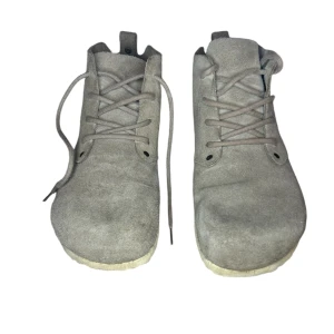 UTTI LACE SKOR från BIRKENSTOCK - Säljer ett par unika Birkenstock i mjuk beige mocka. Stilsäkra och bekväma, perfekta för dig som vill ha något annorlunda. Storlek 43, i fint skick!  Tveka inte på att höra av dig vid frågor, funderingar eller för flera bilder på produkten✨