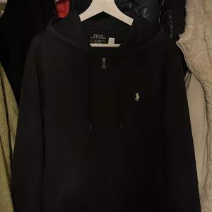 Polo Ralph lauren zip hoodie köpt från Care of Carl i färgen svart väldigt bra skick inga dekaler någonstans nypris på polo ralp lauren hemsida på en sådan här zip hoodie är 2300kr