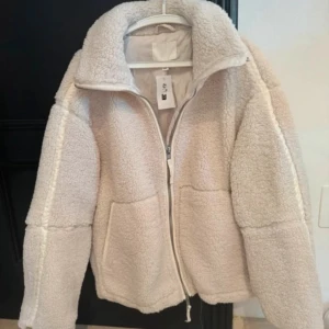 H&M teddyjacka  - Helt ny h&m teddyjacka / pilejacka. Aldrig använd - prislapp sitter kvar. Storlek M. 