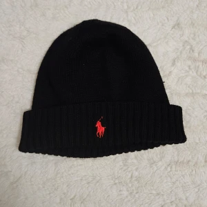 Ralph lauren mössa  - Säljer min Ralph lauren mössa som är storlek one size så den passar alla. Nyskick använd max 2 gånger. Nypris 1000 mitt pris 340