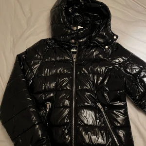 Vinterjacka NELLY  - Säljer vinterjacka från Nelly, storlek 38 men passar 36. Använd en vinter och är i väldigt bra skick förutom att snöret är sönder🥰inga defekter annars 
