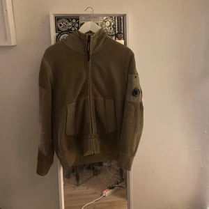CP Company - Tja! Vill sälja min CP Company tröja i storlek Medium men sitter som en M/S. Riktigt skön stickad/ull tröja i färgen olivgrön. Kom privat för mer bilder, priset EJ hugget i sten!!🤗🤗