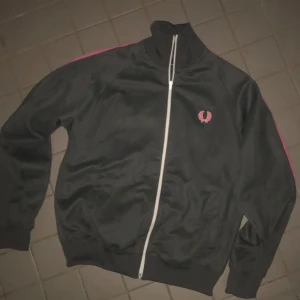 Fred Perry Zip hoodie - Säljer fred Perry zip hoodie/track top.  Den är i small, priset är INTE gjutet i sten