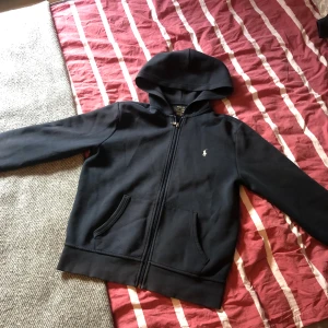 Ralph lauren hoodie  - Säljer min ralphlauren hoodie då den e för liten, sparsamt använd, skriv vid funderingar😁