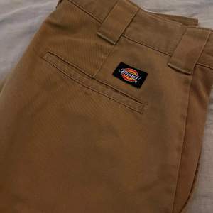 Snygga dickies, har lite defekter vid knäna men syns knappt när man har på sig byxorna. Strl S.