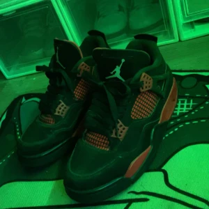 Äkta Jordan 4 red thunder köpta för 3800 av en kompis Box i går  - Bra skicka box ingår Äkta! 