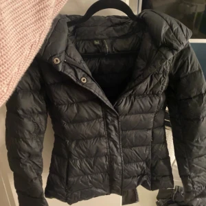 Jacka - Säljer en as snygg jacka från mango som passar perfekt nu när det börjar bli kallt! Den är i mycket bra skick och passar till allt💞