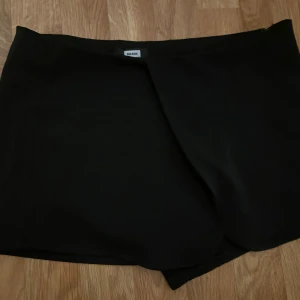 Kjol/shorts - Jätte fin kjol/shorts från bikbok. Framifrån så är det en kjol medans underifrån och bakifrån så är det shorts. Den är även i väldigt bra skick💕
