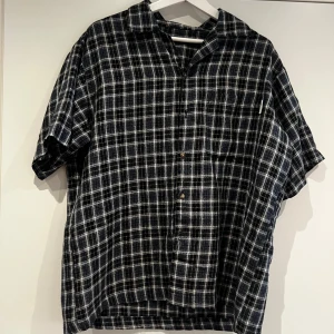 Flanellskjorta  - Flanell i storlek. Från äldre butik i Stockholm. Storlek xxl men skulle säga L-XL. Sparsamt använd.  Hör av dig för mått eller frågor!🌟