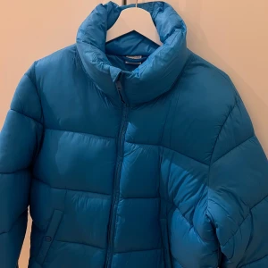 Puff jacka - En blå puffer jacka. Storlek L. Helt oanvänd (alla lappar kvar). Riktigt snygg till hösten och vintern! 