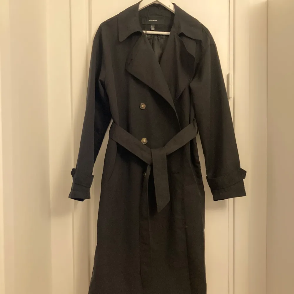 Trench coat från Vero Moda, svart storl M, fast den är mer som en stor L. Mycket fin, använd 1 gång. . Jackor.