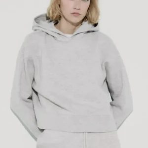 Grå hoodie från Zara - Säljer nu denna snygga hoodie, den har vart sparsamt använd o är i nyskick. Säljer pga att den inte kommer till användning. Helt slutsåld på Zaras hemsida. Pris kan diskuteras vid snabb affär!! Skriv för mer info💕🩷