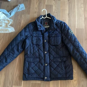 Fieldjacket  - En fin fieldjacket som skakar en knapp , utan de i fint skick. Finns en extra knapp i jacka som går att sy på 