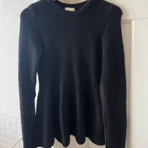 Tröja  -  Säljer denna sjukt snygga tröja som är lite figursydd