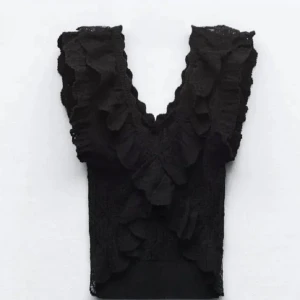 Volangtopp - Säljer denna jättefina volangtoppen från Zara som inte säljs längre knappt använd pris kan diskuteras 