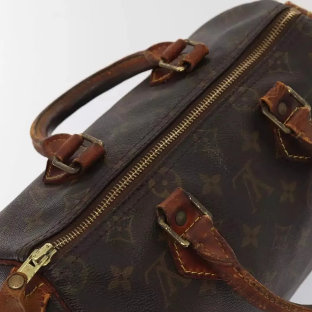 Louis Vuitton Speedy 25. Ett måste i väskkollektionen! Bra storlek för både vardagsbruk och resor. Perfekt att använda som skol-/arbetsväska. Speedy ger en touch av lyx och stil till varje outfit.. Väskor.