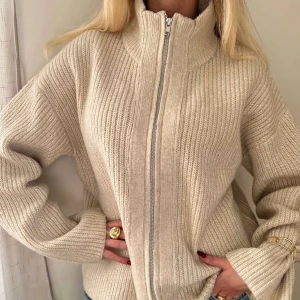 Söker!! - Söker zip cardigan i färgen ivory storlek xs eller S 