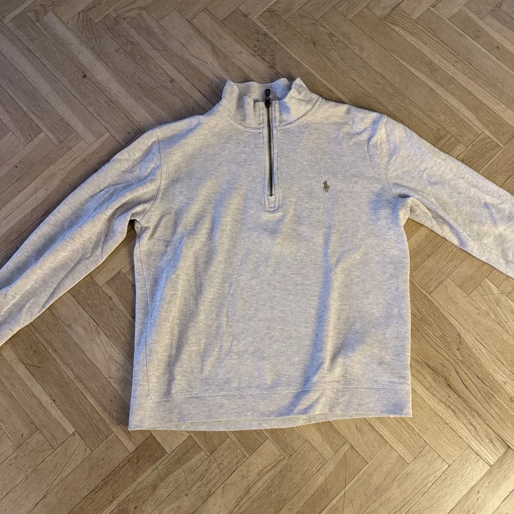 Säljer nu denna jättesnygga beigea ralph lauren half zip. Den är i strl M men passar S oxå. Jättefint skick trots att jag haft den i 1+ år. Bara att skriva ett DM vid intresse!. Tröjor & Koftor.