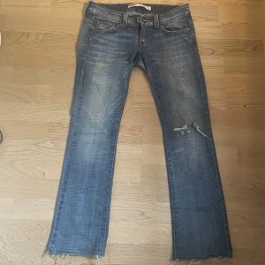 Low waisted jeans - Lågmidjade jeans som är lite utsvängda alltså inte hellt raka, passar inte mig tyvärr där av säljer jag, skriv för mått❤️