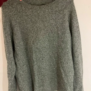 Stickad tröja  - Grön stickad tröja 💚💚kan vara nopprig på något ställe men fin i sin helhet