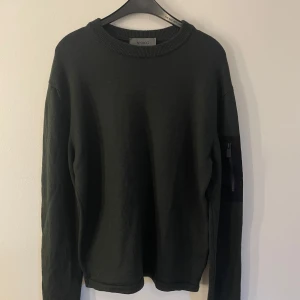 Snoot Tröja - Storlek: S  Skön material Färg: Grön/Mörkgrön