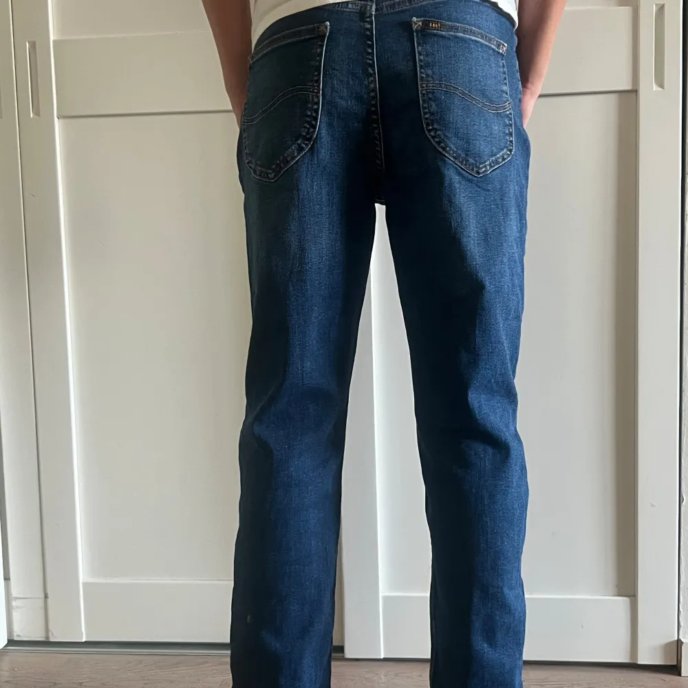 Ett par Lee jeans. Inget fel på dem. Sitter regular fit. De sitter bra om man är 170. Jeans & Byxor.