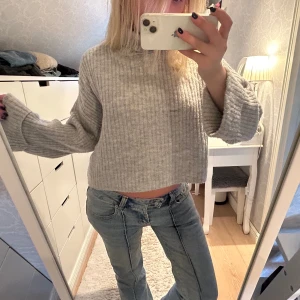 Stickad tröja  - Säljer denna stickade tröja storlek m men skulle säga s,  priset går att diskutera vid snabb affär😊🩷hör av dig om du har frågor eller vill ha mer bilder