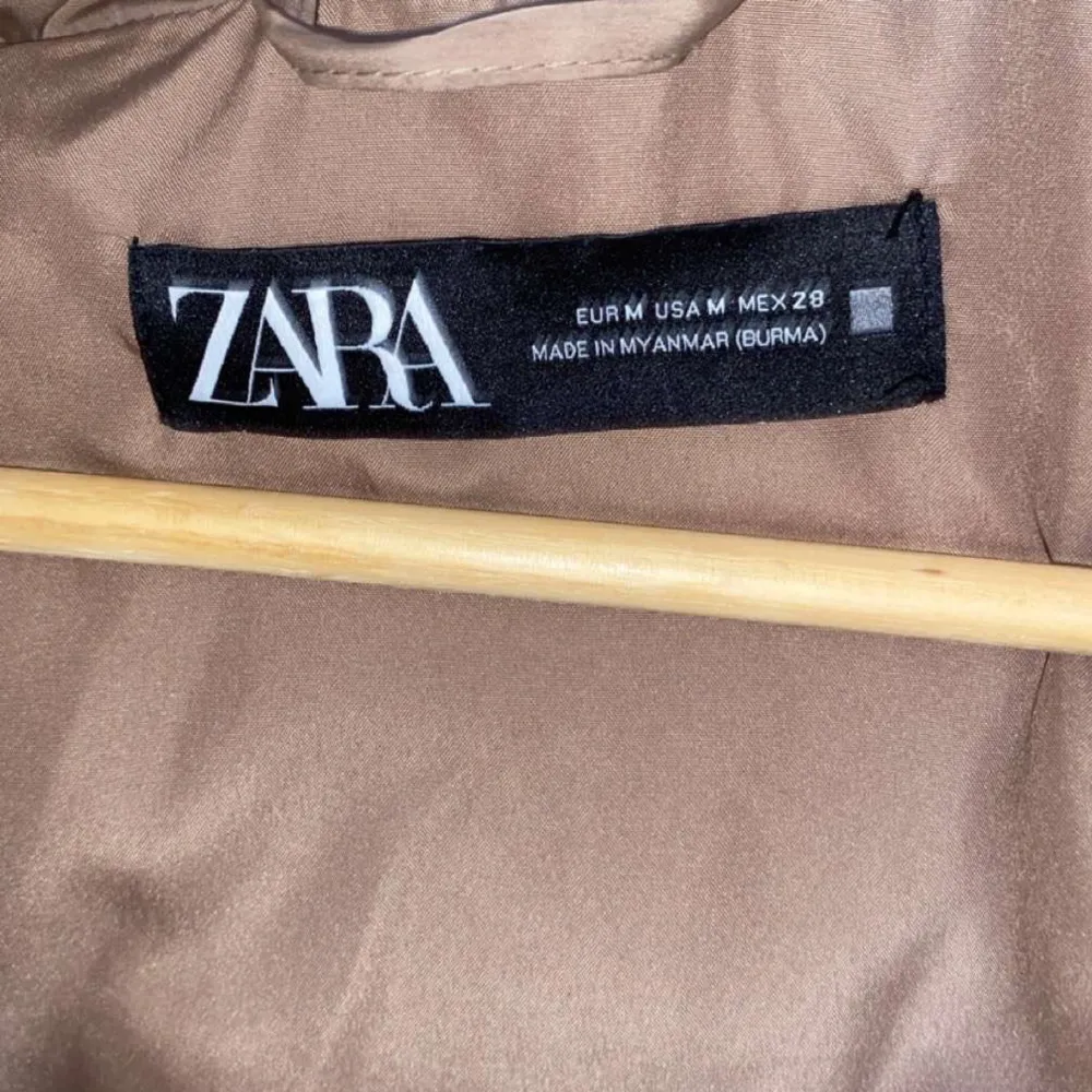 Zara väst knappt använd bara ett par gånger helt ny och tvättat perfekt för vintern säljer för 700kr men pris kan diskuteras. Jackor.