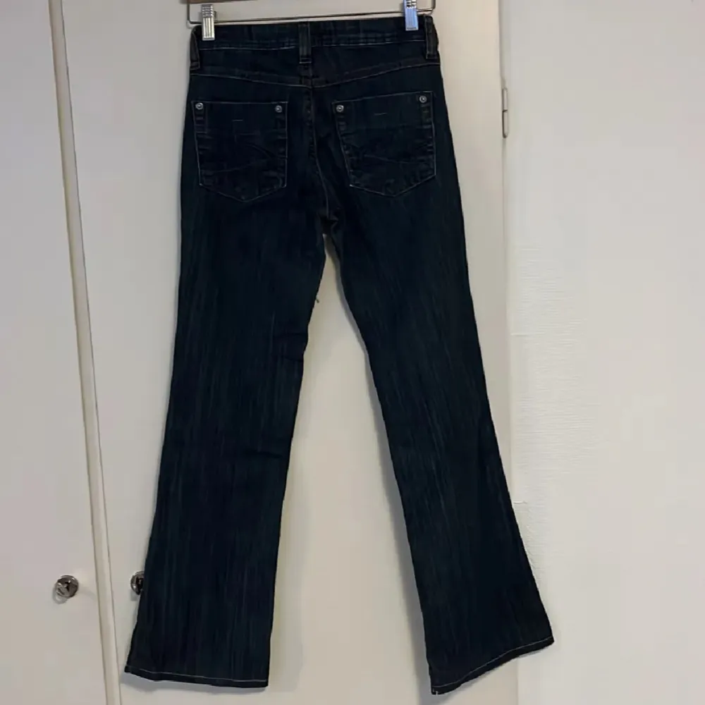 Säljer dessa Lågmidjade Bootcut vintages jeans dem är i storlek xs/s (skriv privat för måtten) 💕jeansen är uppsydda längst ner (se bild 4), liten fläck längst ner på jeansen (se bild 5), priset går att diskuteras vid snabb affär 💗. Jeans & Byxor.