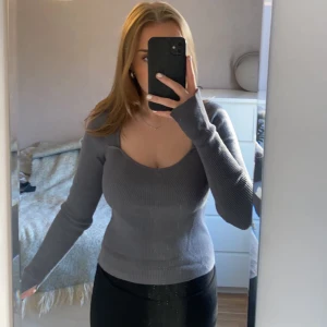 Grå tröja från Gina Tricot  - Säljer denna grå tröja från Gina Tricot i stl. S då den inte kommer till användning längre. Den är använd fåtal gånger och är i fint skick!! Den har även en slits på ärmen (se bild 3) 💗