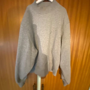 grå tjocktröja från Carin wester  - säljer tröjan för att den inte kommer till användning🫶 skriv om ni vill ha mer info eller bilder❣️