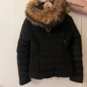 Hollies jacka Dam Storlek 38 - Fint skick, knappt använd. 