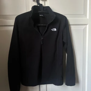 The North Face fleece - Superskön fleecetröja som tyvärr blivit för liten för mig. Tröjan är i M, men väldigt liten i storlek☺️