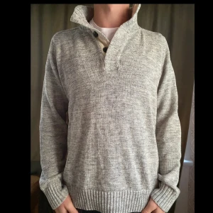 Stickad kofta - Tja! Säljer denna skitsnygga stickade kofta! Tröjan är i bra skick och inga tecken på användning! Den är i storlek XL men sitter mer som L! Vid minsta fråga eller fundering hör av er 🤝