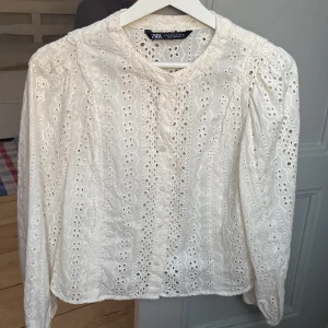 Blus - Långärmad blus från Zara. Använd en till två gånger. Inga defekter.