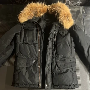 Hollies jacka - Hollies jacka med päls, från Stockholm, köpt för runt 5000 men säljs för 2000 nu lite snabbt pga ingen användning. Inga skador elr liknande. Mer info o bilder kan skickas om intresset finns, yapp session klart.