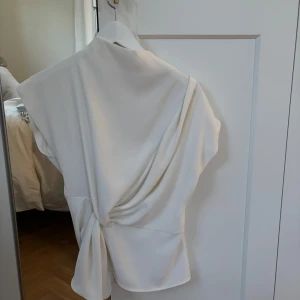 Knytblus Zara  - En jättefin blus från Zara med en knut fram aldrig använd 