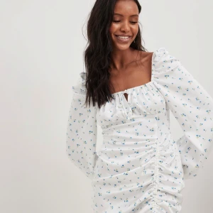 Jättefin klänning - Säljer denna jättefina klänning då den är för kort för mig. Endast använd 1 gång. Lite små ”revor”(se sista bild) på två ställen men inget man tänker på!! Slutsåld på hemsidan! Katt finns i hemmet