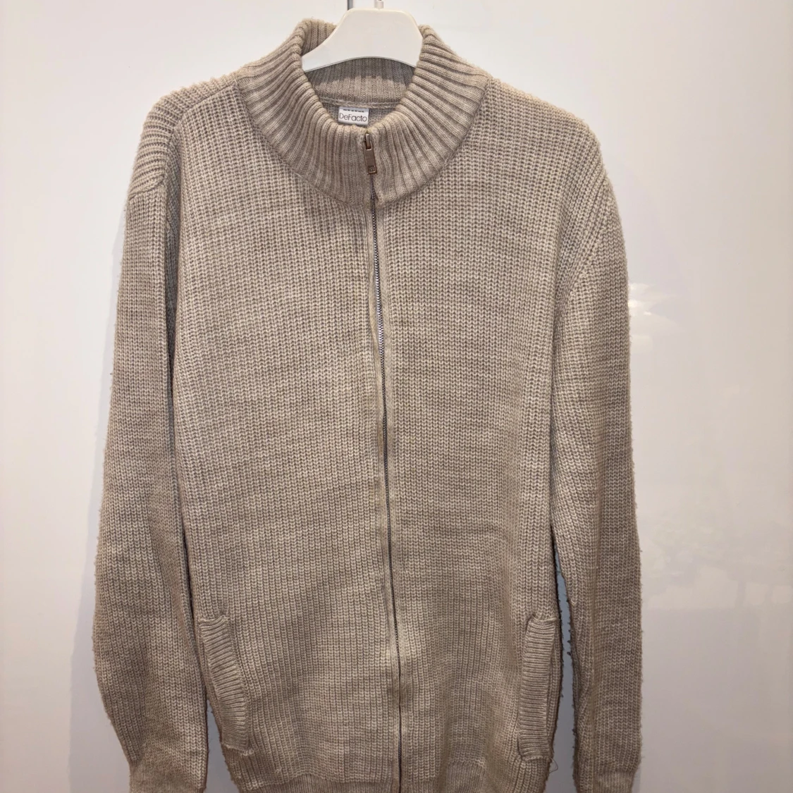 Stickad helzip tröja