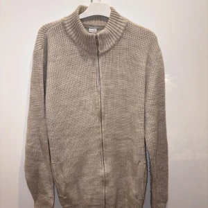 Stickad helzip tröja - Säljer min riktigt fina stickade zip tröja för att jag inte använder den mer. Skriv vid minsta fundering