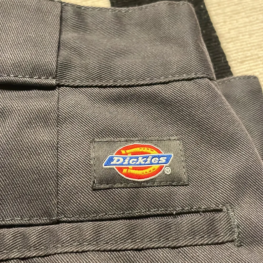 Eftertraktade mörkgråa Original Fit 874 Dickies byxor i storlek W32/L32. Byxorna är i nyskick. Perfekta byxor för en vanlig vardag eller för finare tillfällen. Nypris: 800kr. Jeans & Byxor.