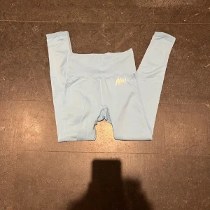 Aware nutrition thights - Träningsthights i så fin blå färg! 🩵 Superbra skick 🥰 Lånade bilder av hon jag köpte av!