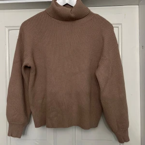 Beige ribbad polotröja - Säljer min beigea polotröja med ribbad struktur. Storlek XS, men är stor i passformen och passar mig i storlek S/M. Kommer från Bikbok och är knappt använd. 