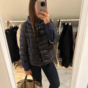 Herno liknande jacka  - Säljer nu min fina herno liknande jacka i mörkblå/svart färg 🤗 