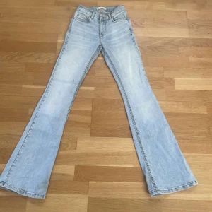 Ljusblåa jeans från Gina  - Ett par ljusblåa jeans från gina tricot i storlek 32💞kommer ej till andvänding längre därav säljer jag