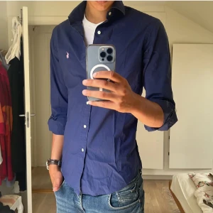 Ralph lauren skjorta - Riktigt snygg och fräsch Ralph lauren skjorta som inte kommer till användning. Säljer för endast 600kr/ nypris - 1500kr  Skriv vid frågor eller funderingar 