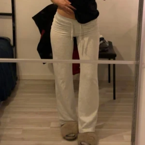 Gråa lågmidjade mjukisbyxor - Assnygga gråa mjukisbyxor från gina, haft på mig de någon enstaka gång! 🎀