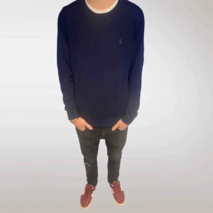 Mörkblå tröja från Ralph Lauren - Säljer en polo ralph lauren tröja, i materiallet washeble merino wool. Den är väldigt fräsch och funkar nästan till alla outfits! Den har en stilren färg och väldigt frän och classisc!