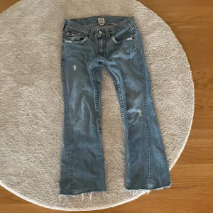 True religion jeans - Super fina true religion jeans, fungerar både som baggy eller bootcut beror på vilken storlek man har, men modellen är bootcut OBS: dom är avklippta i slutet!  Midjemått: 42cm, innerben: 76cm, ytterben: 100cm
